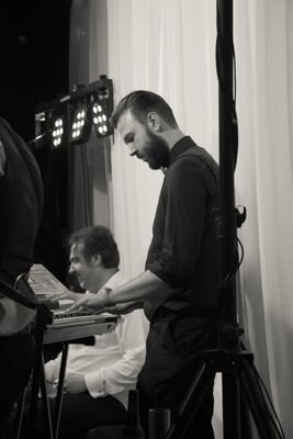Always fasten my top button. Player of pianos