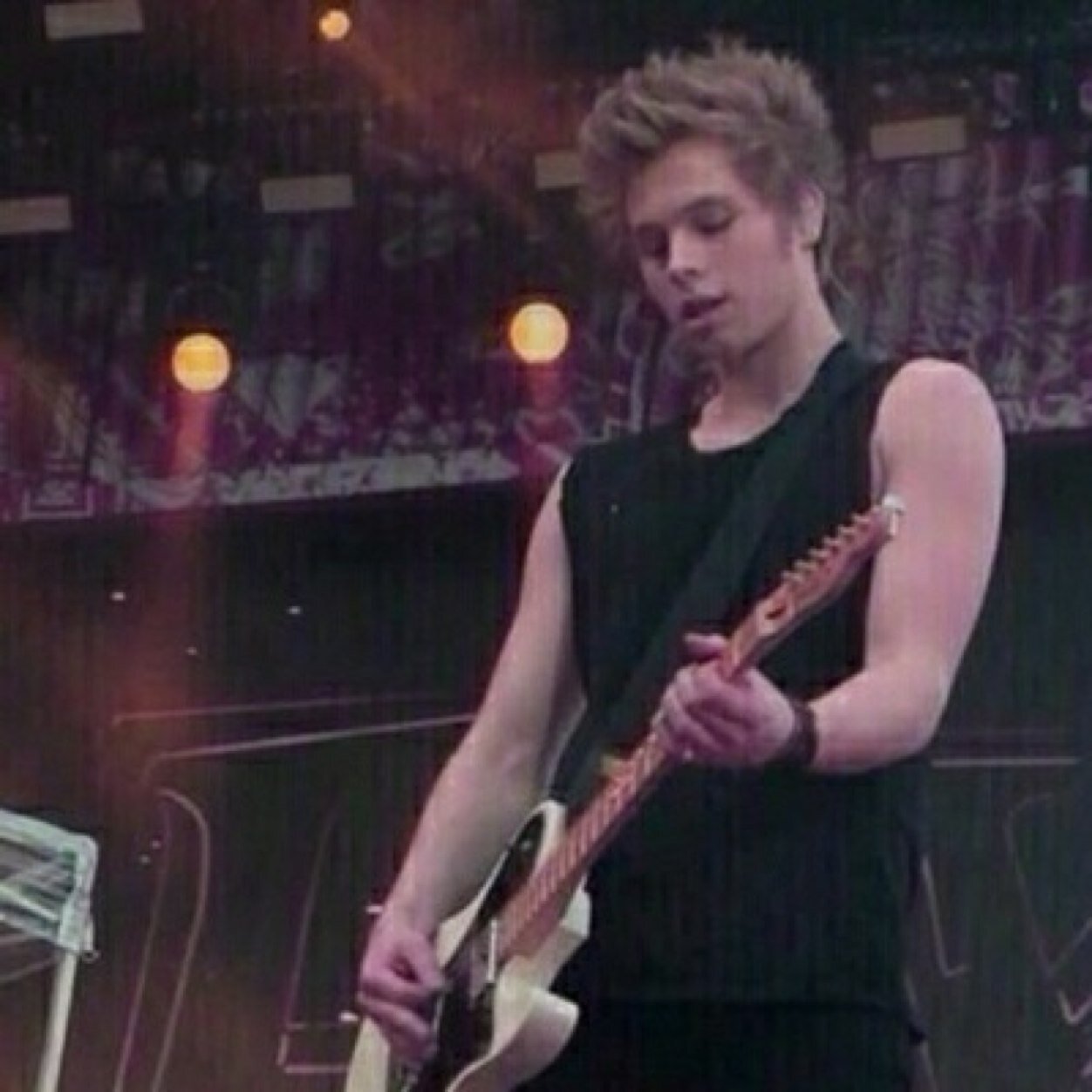 FOLLOW @PARTYBOYHAROLD FOR DMS TO LUKE + BAND/4 !! :)