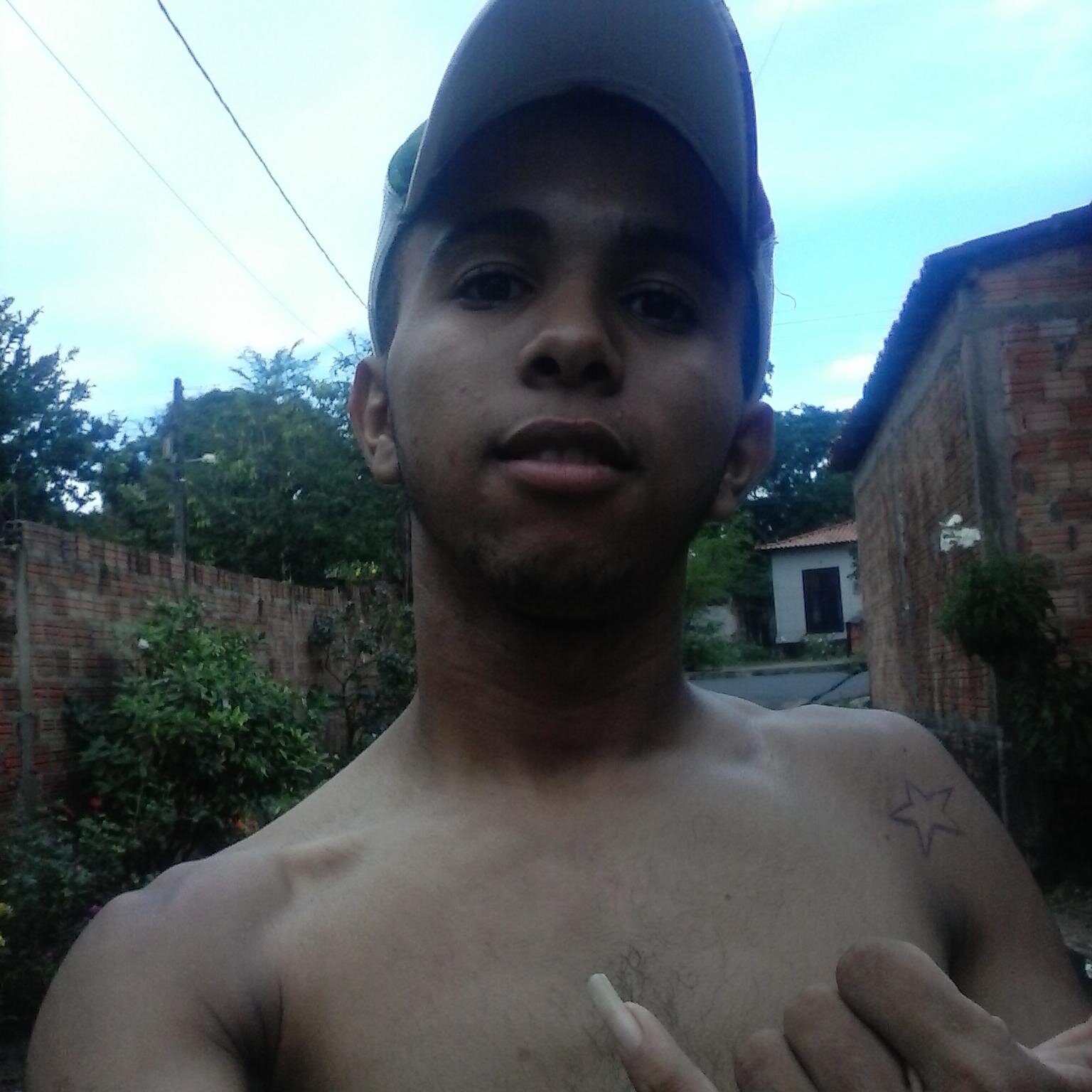 Um menino legal, meio muleque, mas sempre de bom humor com todas as pessoas.
https://t.co/XJjGeRTXT7