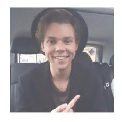 Hey follow @Nirvana_Lashton please and ask for a follow back if you want. Thanks bb!