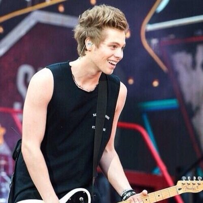 Can you be a babe and follow @cuddlymukexx and rt https://t.co/7nkwibOwBB