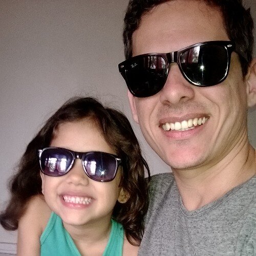 Bom eu sou eu, sou filho da minha mãe e do meu pai, neto do meu avô, nasci no dia do meu aniversário. E digo mais, casado com minha mulher e pai do meus filhos.