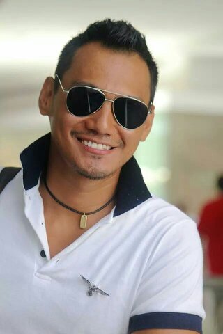 185cm..31 yrs old... 82 kgs....tall. dark and cool.....facebook .. noeljosephalvarez@yahoo.com