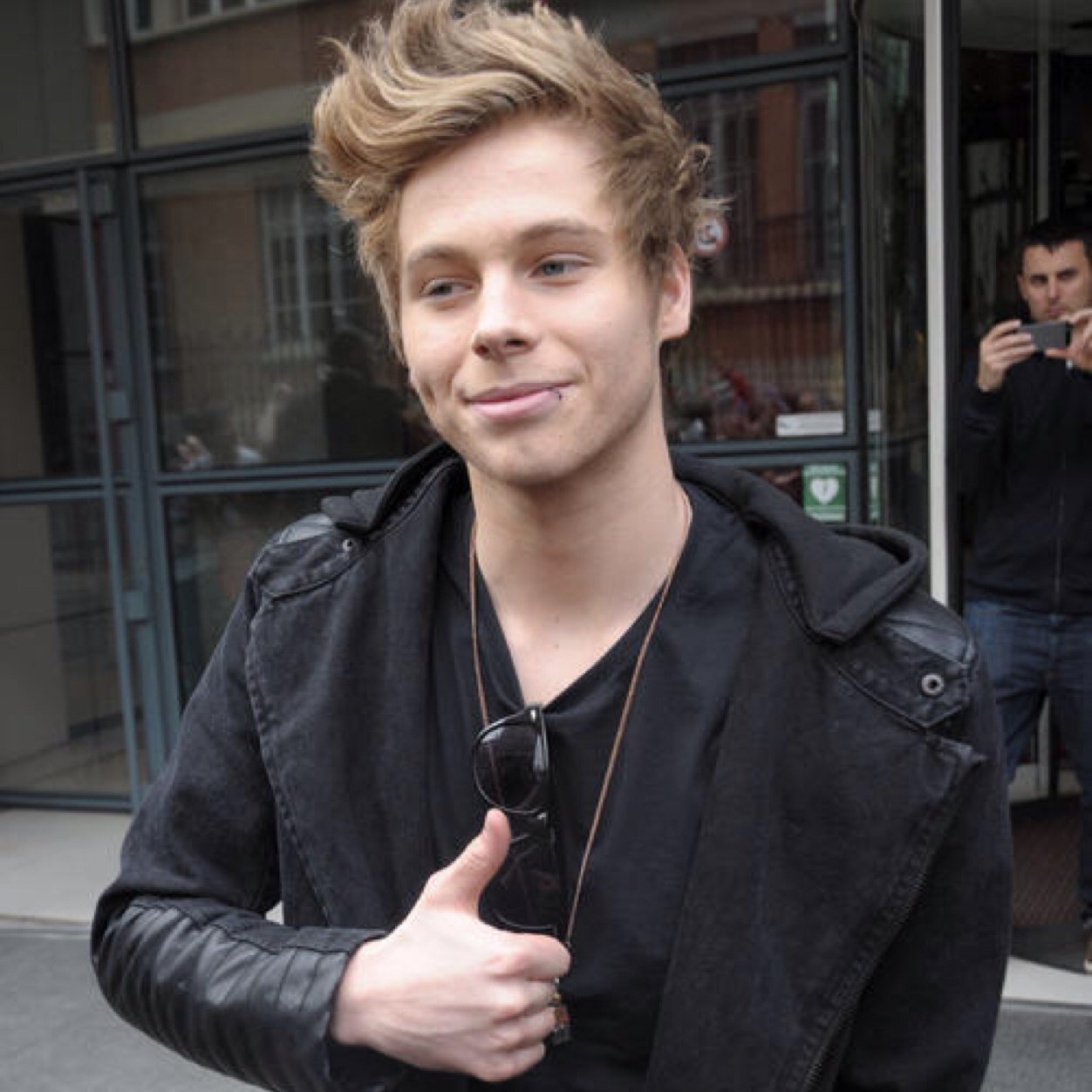 hi sorry to bother but check out @connectedstyles' fanfic? :-)