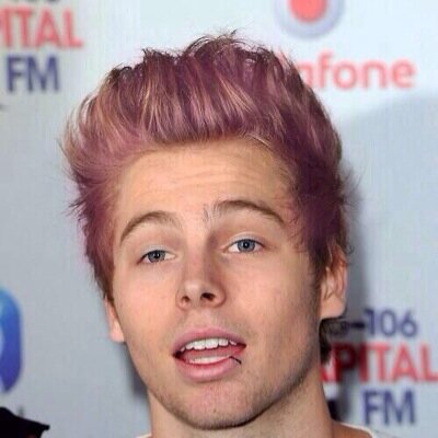 ✨hey pls follow @baeisluke because she gave you this free follow, ily (i follow back dw)✨