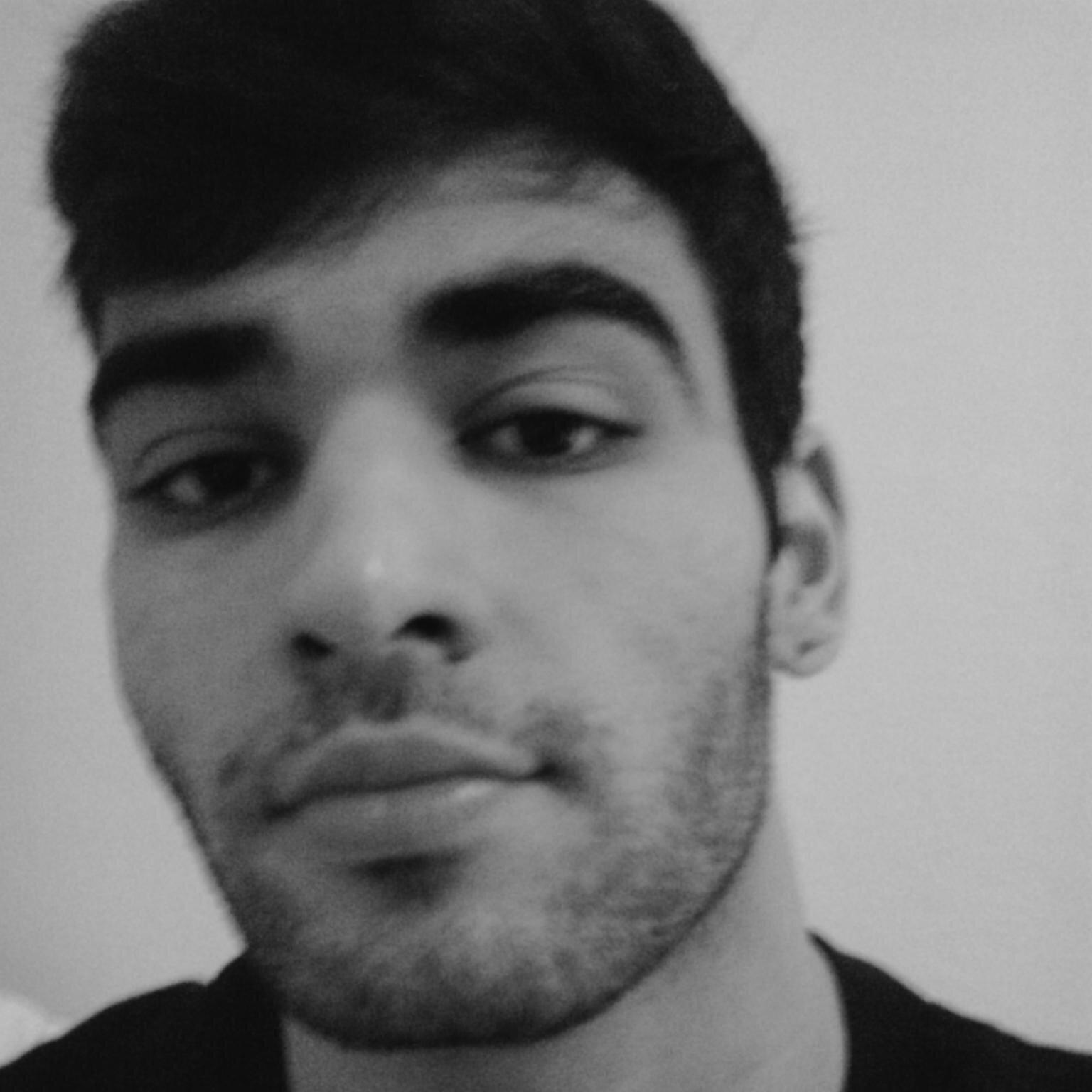 steniogarcia17's profile picture. O caminho para os campos verdes talvez seja apenas ilusão, e a liberdade,  uma utopia de sonhos não alcançados.