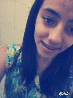 Um sorriso, um abraço apertado, uma música, estar com quem eu gosto, rir até a barriga doer. São coisas simples, mas me faz muito feliz.