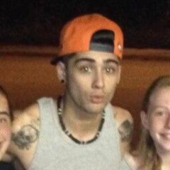eu daria pro zayn sim e n sou gay!!1 sou hetero o bastante p adimitir!