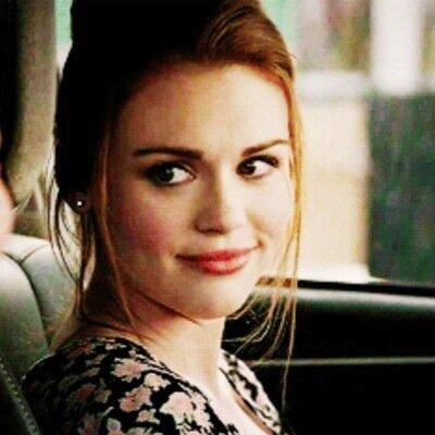 PLEASE FOLLOW   @StydiaSalvatore since she gave you a free follow