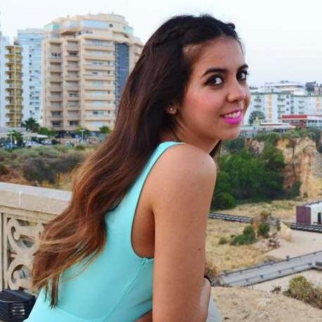 Sevillana, apasionada de la moda y la fotografía. Enamorada de la vida, loca por mi perro y coleccionista de zapatos.