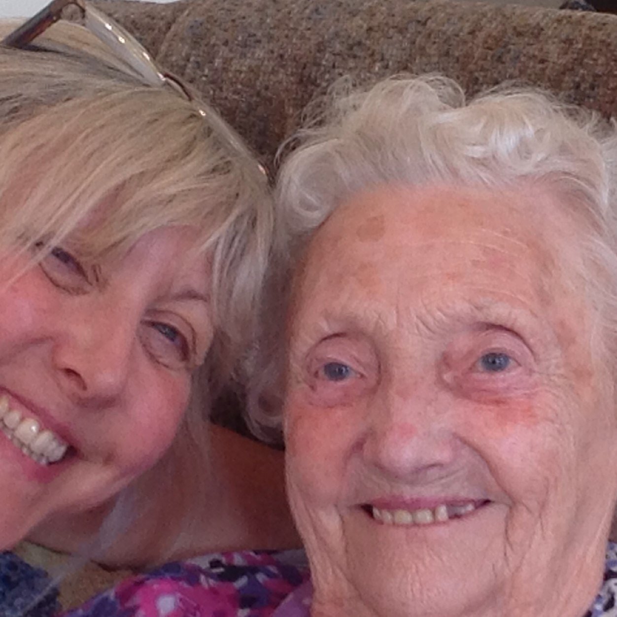 julieshipo's profile picture. 