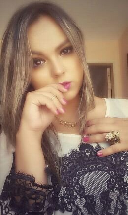Eterna apaixonada por Palavras, Músicas, Livros, Seriados, Moda, Chocolate, Sorrisos e Pessoas Inteiras....Pessoas vazias são Chatas e me dão Sono! ♡