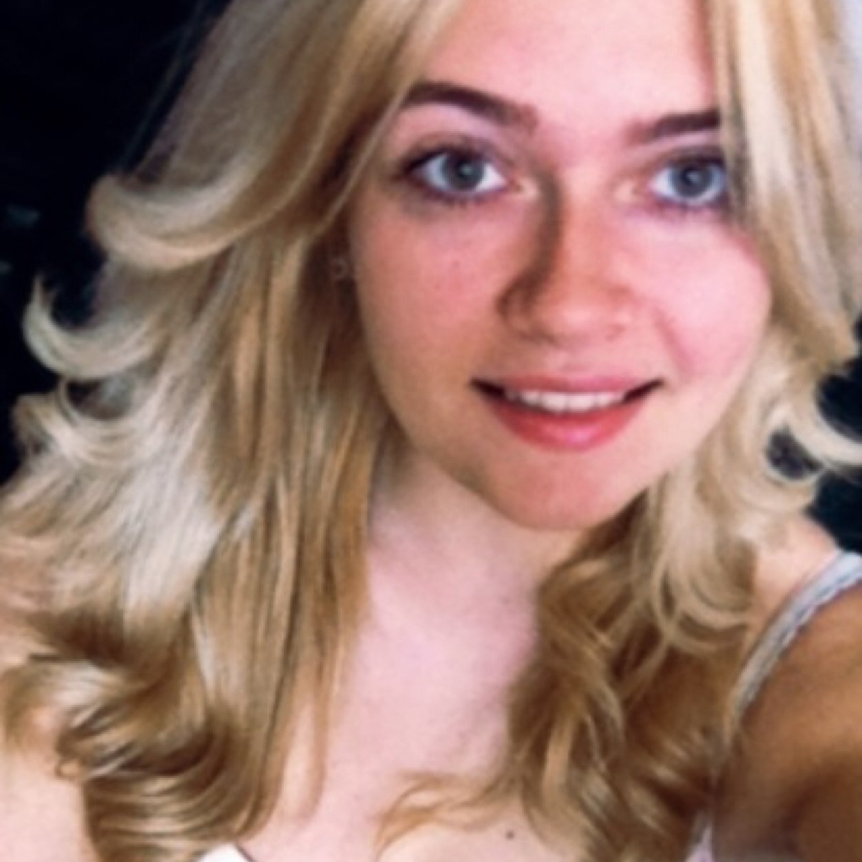Hi! :) i am a simple girl in the world. I want to be a model. Gabriella Wilde is my idol. if you follow me, I follow you back!! xx