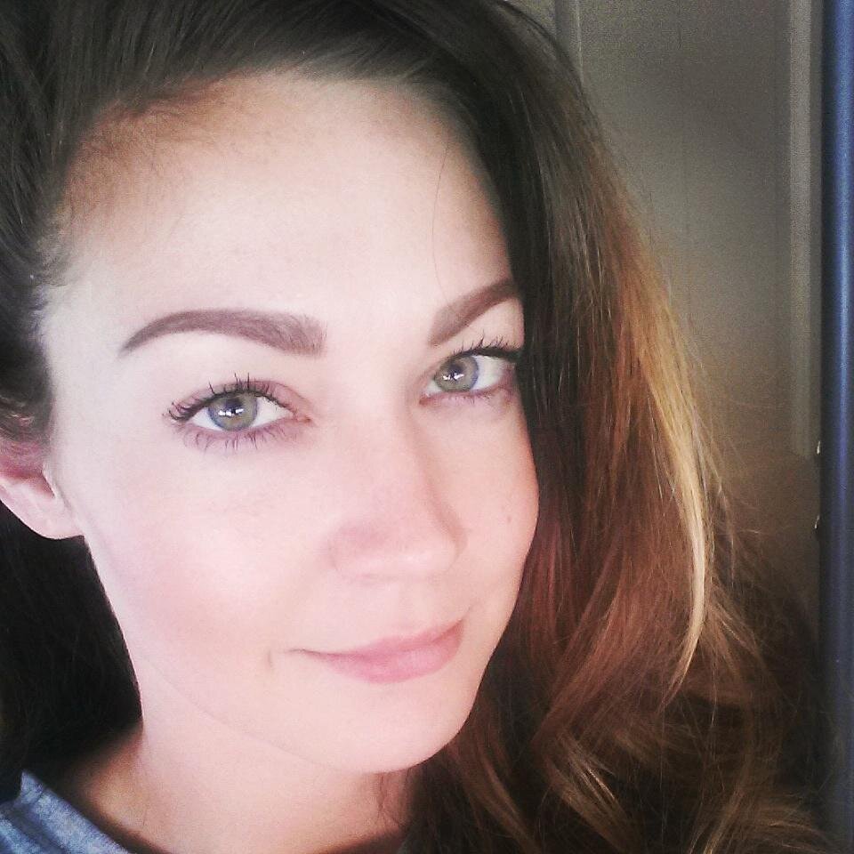 Esthetician. Clean living advocate, Beauty & Fitness blogger , Crossfit