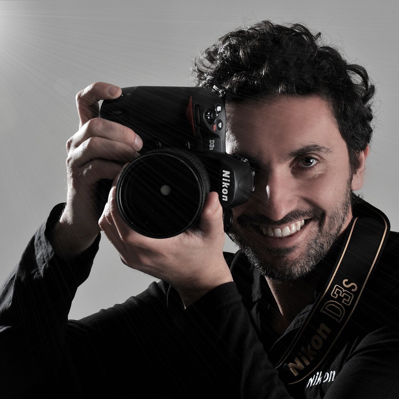 Fotografo professionista di Reportage e Moda. Tiene Corsi di Fotografia e Workshop di Reportage. 
Presentatore e organizzatore di eventi.