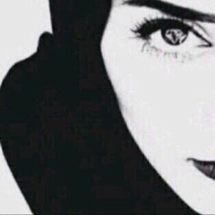 بسيطه عذبه وأنيقة جدا خلقني الله حنونه وناعمه مودلوعه سنعه وذربه م شاء الله علي المهم أضع مايروق لي.