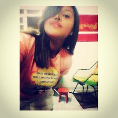 Ser normal é chato :3 . Bom mesmo é viver loucura perto de pessoas que ti fazem feliz ← .