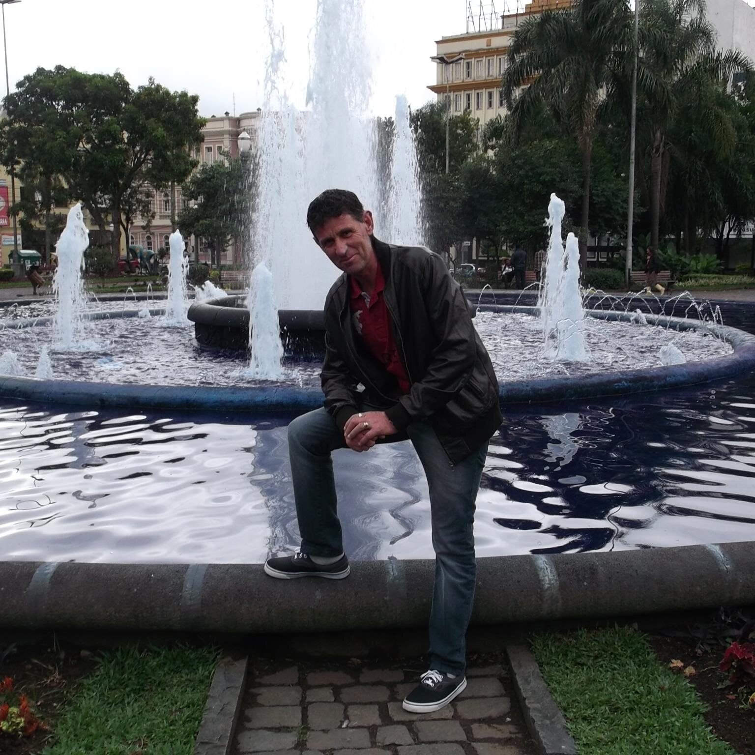 Sou um cara legal,vivo apenas um dia apos o outro,adoro fazer amigos,nao tenho preconceito,curto musica,cinema,teatro.abraço a todos.nao esqueçam de me siguir.