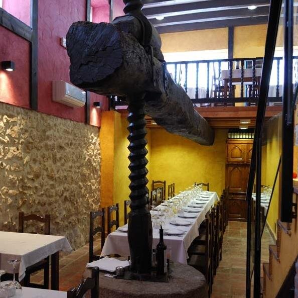 LagarMeson's profile picture. Este mesón era un lagar cuatro siglos atrás. Hoy en día, todo ese encanto castellano se ha mantenido para homenajear el producto de nuestra tierra.