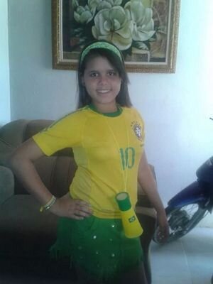 Sou uma garotinha de 13 anos, alegre e divertida q adora conversar...  ....Me siga pois #vcnaumirásearrepender! *-*