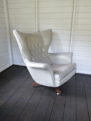 We buy & sell pieces of design excellence from the Deco era though to the 70s & 80s. Antique, Mid-century & Vintage Furniture.
 http://t.co/Kp5GOCELfN