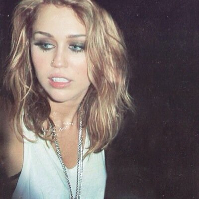 te dei um follow gratis, poderia seguir a @myheartbymiley como forma de agradecimento?!! ela seguirá de volta! Mtmt muito obrigado!!!
