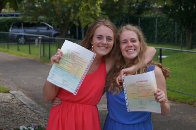 16 jaar, handbal B1,                                                                                  instagram: xxx_nicole_