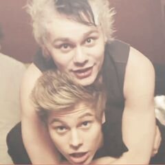 fivescrr's profile picture. Posso morrer jovem, mas pelo menos morro inteligente.