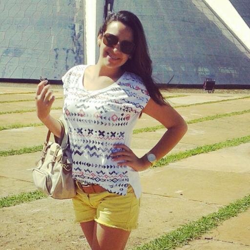 Abre um sorriso porque o Senhor contigo está ♫