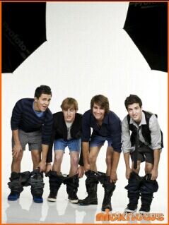 antes de criticarlos intenta superarlosBTR lo mejor. Empanaras XD os amo cover girl