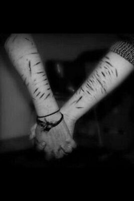 ApSuicida's profile picture. 14.65'5.Una suicida.Adicta a fumar,al alcohol,auto lesionarse,a las pastillas y a vomitar.Una gorda q no vale para nada.ME ODIO        ✂