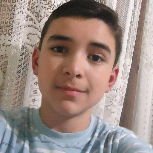 Amo futebol, adoro comer pizza, amooo comer chocolate, torço pro grêmio e curto skate