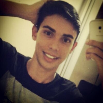 19 anos, Filhinho de Mamãe, Signo Câncer, Moreninho, Simpático e Sei onde me cabe !