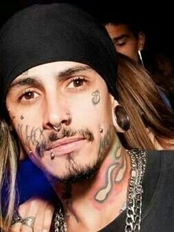 Tatuador, autodidata, ateu, vegetariano, não uso drogas, não uso tênis, não sou o Jack Sparrow, e sim, eu sou estranho! insta: @jaorataria - wpp: 64 92780972