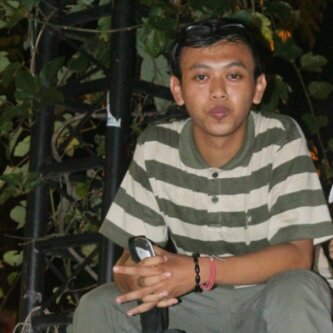 Orang yang gemar merubah kopi menjadi skripsi.