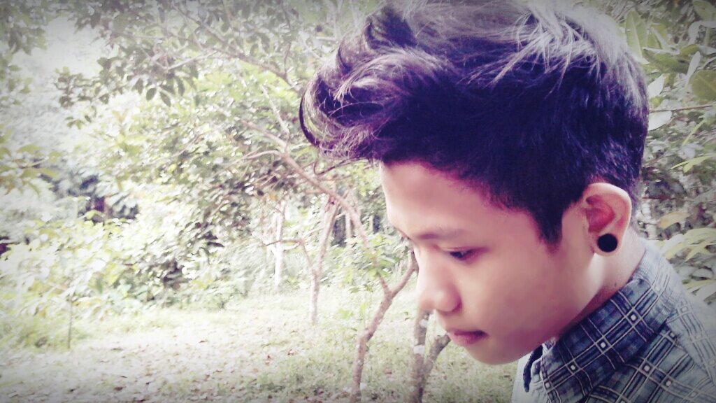 (¬˛ ¬”)====ː̗̀☀̤̣̈̇ː̖́(” _ *
wawan suriawan_
12_january_1997