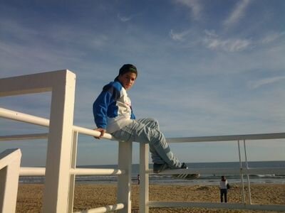 naci un 18 de marzo del 99 amante de las motos semana santa y feria. orgulloso de ser sevillano