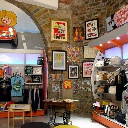 Urbanwear, calzature e abbigliamento casual e streetwear.
Vasto assortimento di T-Shirts spiritose in triestin. T-Shirts Personalizzate. Stampa DTG.