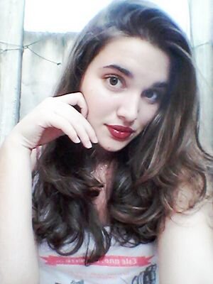 Moça risonha , que ri e sonha . Smiling girl that laughs and she dreams.