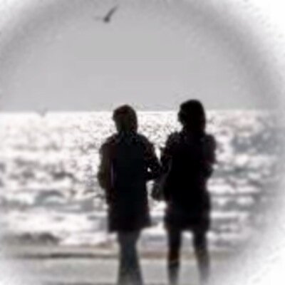 لا تـتـخـيـل كـل الـنـاس مـلائـكـة فـتـنـهـار أحـلامـك ولا تـجـعـل ثِـقـتـك بِـهـم عـمـيـاء 
لآنك سـتـبـكـي عـلـى سـذاجـتِـك