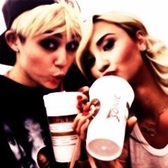 Im just another girl behind a screen fangirling over miley cyrus and demi lovato