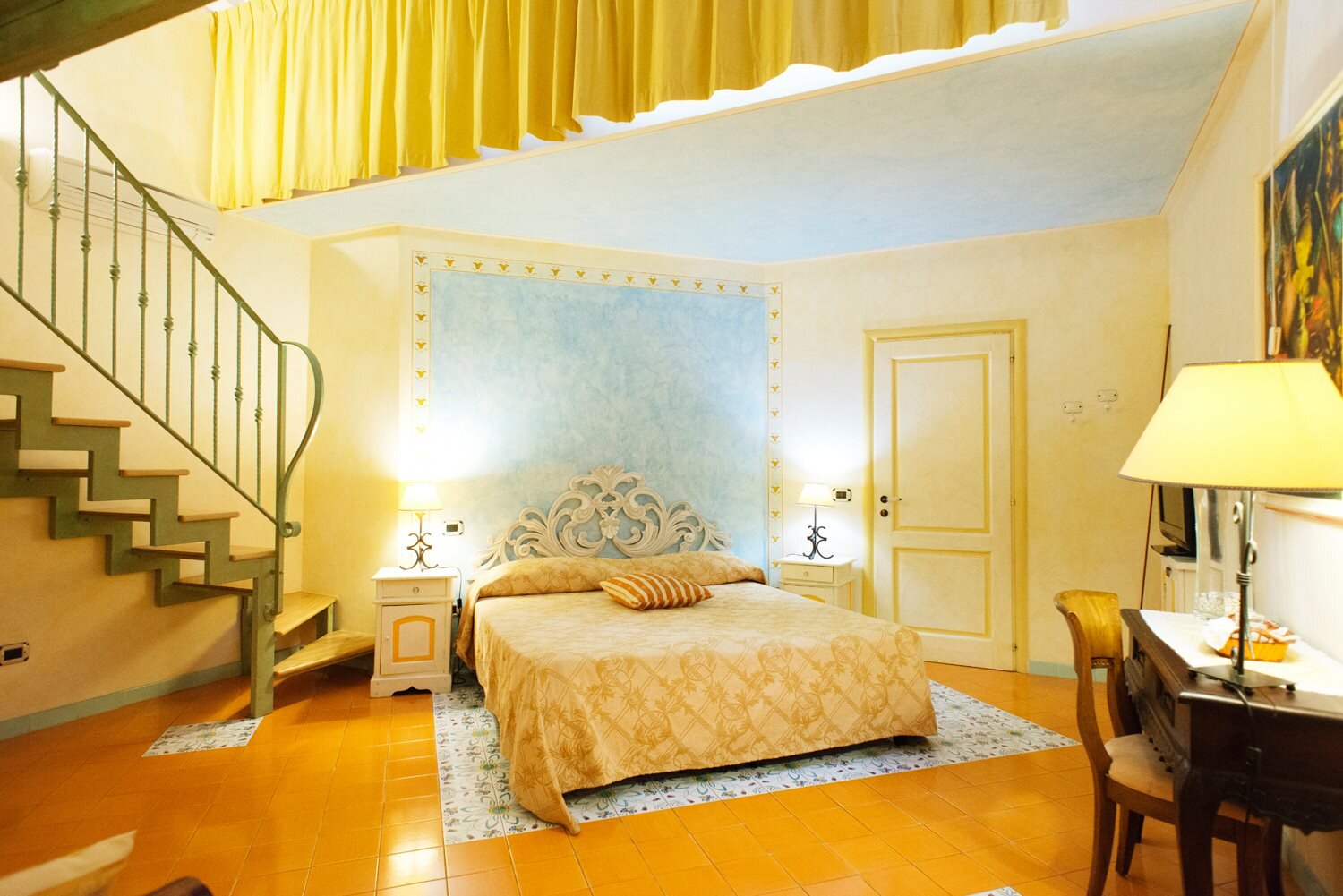 La Residenza Sveva è una struttura ricettiva sul modello dell'Albergo Diffuso presente nel Borgo Antico di Termoli.