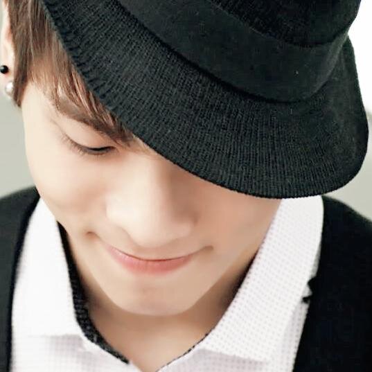 • 김종현 {Kim JongHyun} • 샤이니 Main Vocal • Pequeno dinossauro do grupo (⁀▽⁀) • Minrrô {♥}