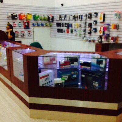 Venta de accesorios, celulares y electrónica.