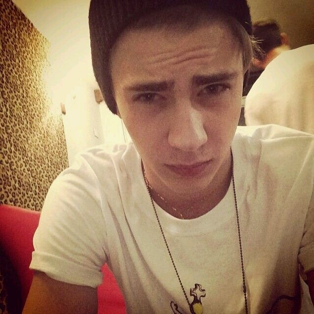 hi , christiano , italian  , ARIANA GRANDE IS MY LOVE ! , just follow me , and i'll follow u back 3