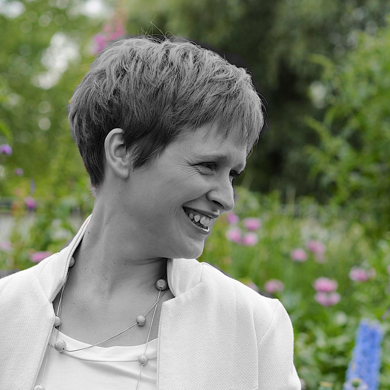 A creative and thoughtful freelance writer who loves words and the power they hold Currently writing for http://t.co/6K27gV7qcA
https://t.co/rLQNepySBa