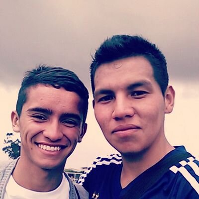 Ingeniero en proceso, amante del buen fútbol, Santafereño a morir y enamorado de la música.