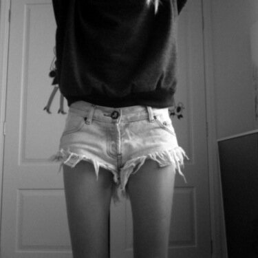 Selfharm... Yout beautiful so please Stay strong... Don't get too close, it's dark inside where all my demons hide. #projectLG