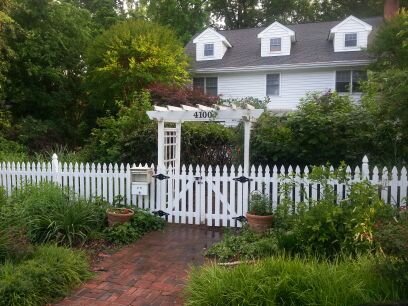 Custom wood, iron, and PVC fences. Richmond, VA and surrounding areas.