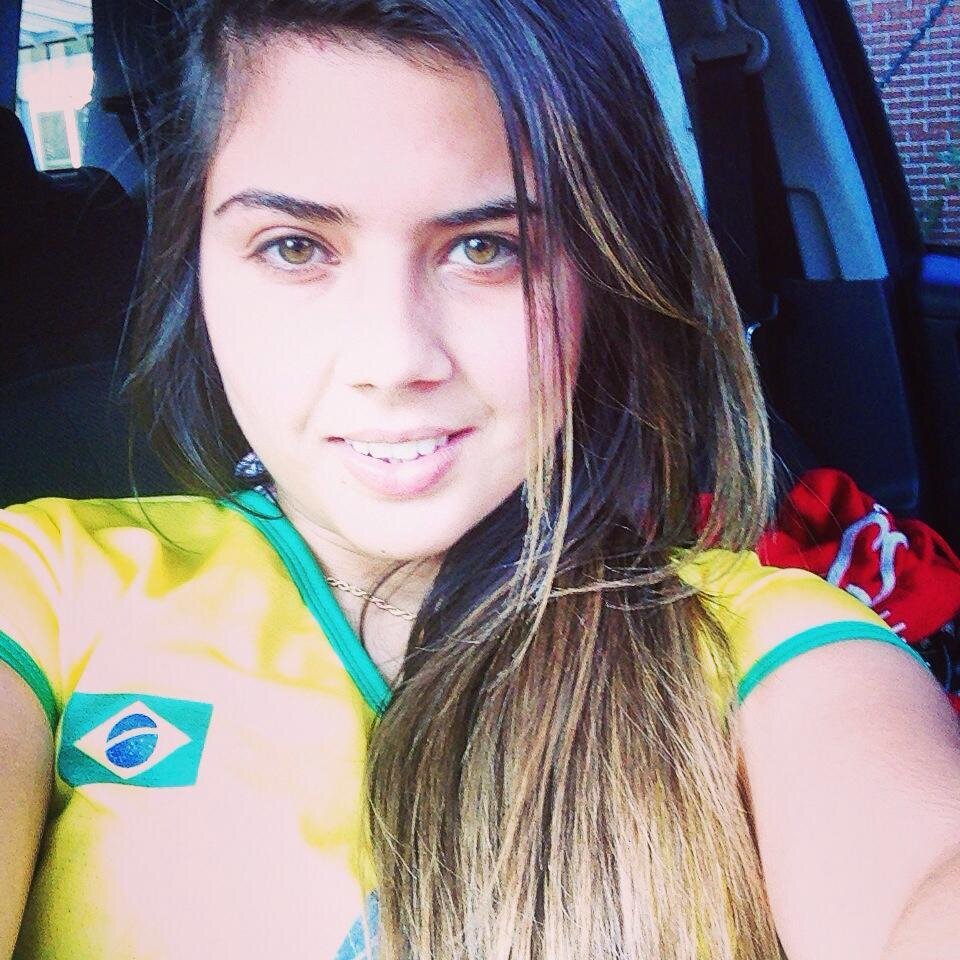 Do tipo cala dono, desconfiada.